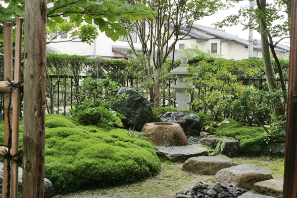 岐阜県多治見市 茶庭施工例 (施工後 1年経過)