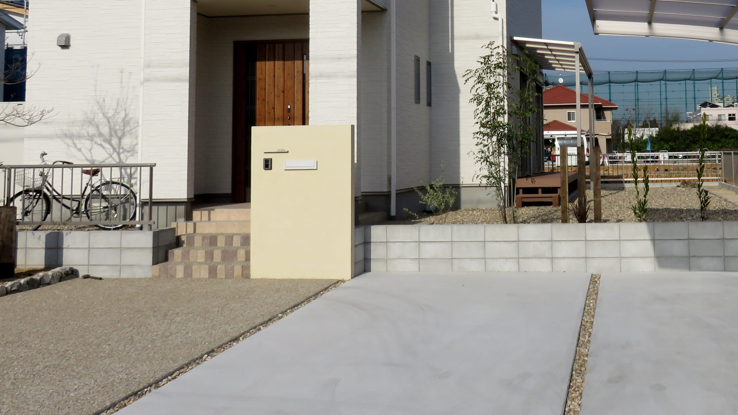 クリーム色の門壁がお出迎え／温かみのある駐車スペースの完成｜岐阜県／楓林庭