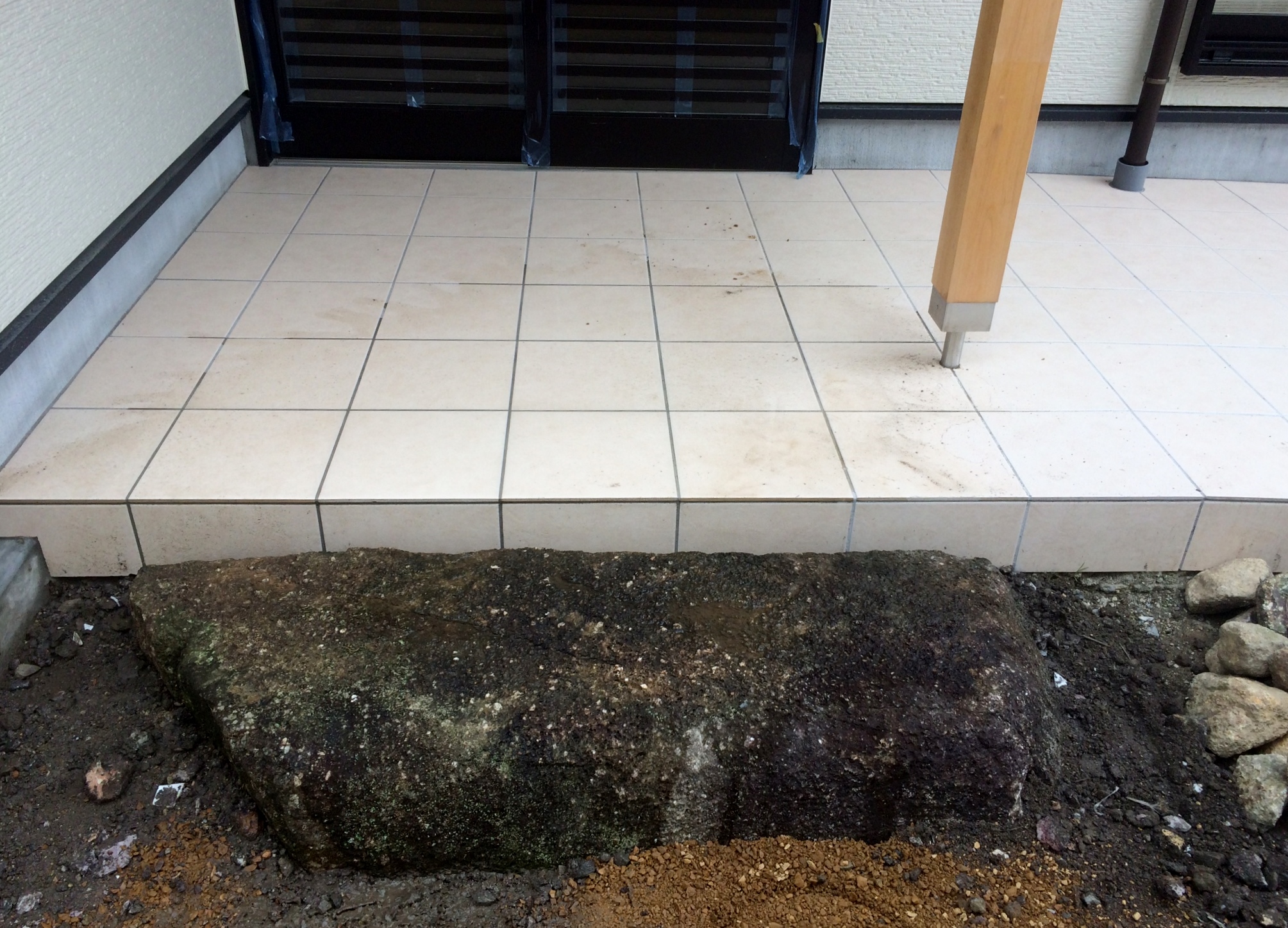 大きな木曽石と玄関ポーチの段差＠多治見