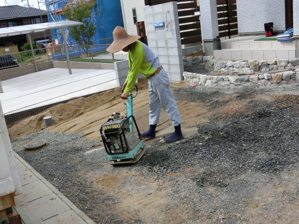 駐車場のへこみ、砂利を入れて転圧します - 東京都の家具