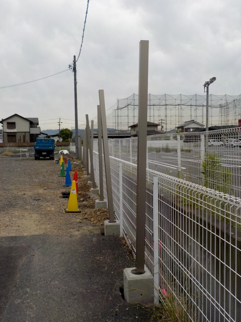 コンクリートブロックの上でなくても大丈夫 フェンス基礎とフェンス取付工事 独立基礎 楓林庭 多治見 土岐 瑞浪 可児のエクステリア外構工事