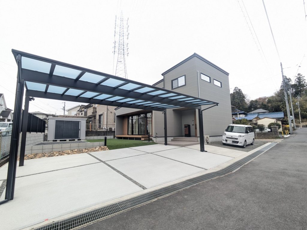 【新築外構】カーポート✕ウッドデッキ✕物置のあるグレー調モダンハウス｜岐阜県多治見市｜ - 外構工事・エクステリアの楓林庭・岐阜県多治見市
